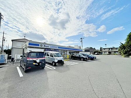 徒歩8分。ローソン柏名戸ケ谷一丁目店 590m