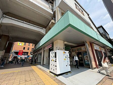 新松戸駅 徒歩9分。 690m