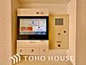 室内：「見える安心・TVモニター付きインターホン」誰が来てもわかる様にモニター付きインターホンを設置。家事導線を考慮した個所に設置し、防犯性と利便性に優れ快適と安らぎを合わせた優しい設計。