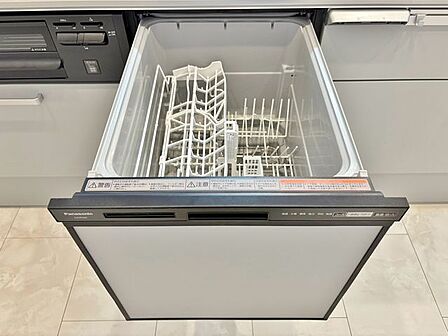 「食洗機」通常の手洗いでは使用出来ないほど高温のお湯や高圧水流を使うことにより汚れを効果的に落とすことができる。殺菌効果が非常に高く哺乳瓶などを使う家庭で需要が高く大変便利。