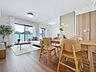 リビング/ダイニング：「陽当り良好。」大きな窓辺からの日差しが暖かい室内は、自然と住まう人の気分も明るくなり、リビングでの素敵なワンシーンが演出されます。