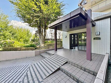 「エントランス」マンションのエントランスなど共有部分は、清掃が行き届いており、キレイな状態です。管理体制がしっかりしているからこそ。