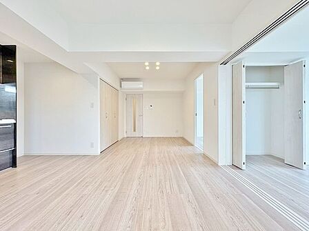 大きな窓辺からの日差しが暖かい室内は、自然と住まう人の気分も明るくなり、リビングでの素敵なワンシーンが演出されます。