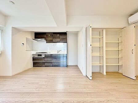 「団欒の場」忙しい朝でも、しっかり家族が揃って食事をして頂けるゆとりある大きさのダイニングスペース。手料理をテーブルで囲む素敵な時間を存分に愉しんで下さい。