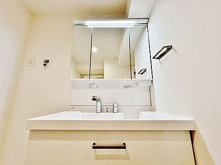 「パウダールーム」落ち着いた空間を演出するカラーと、ゆったり落ち着いてお使い頂ける広さが魅力のパウダールーム。居室からも独立しており、プライベート空間を保ちます。