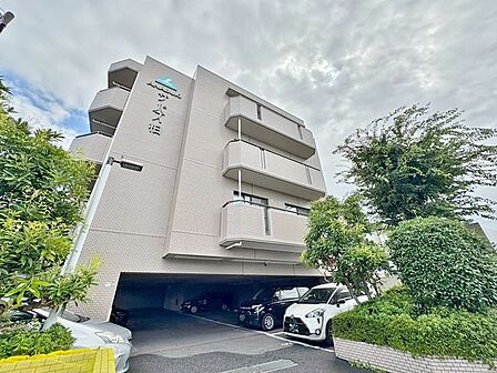 バイカラーのシンプルで洗練された外観です。色褪せることのない佇まいが街並みや環境と調和し、充足した生活を想像させてくれます。