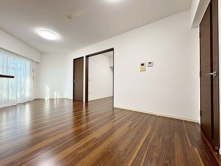 「団欒の場」忙しい朝でも、しっかり家族が揃って食事をして頂けるゆとりある大きさのダイニングスペース。手料理をテーブルで囲む素敵な時間を存分に愉しんで下さい。