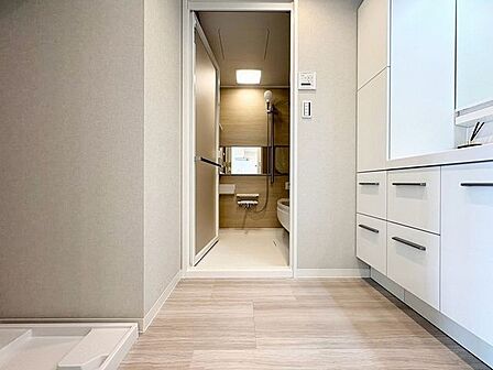 「パウダールーム」落ち着いた空間を演出するカラーと、ゆったり落ち着いてお使い頂ける広さが魅力のパウダールーム。居室からも独立しており、プライベート空間を保ちます。