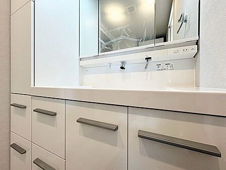 「洗面台」大きな鏡で朝の準備もばっちり。収納も多く、洗剤など日用品の保管にも便利です。