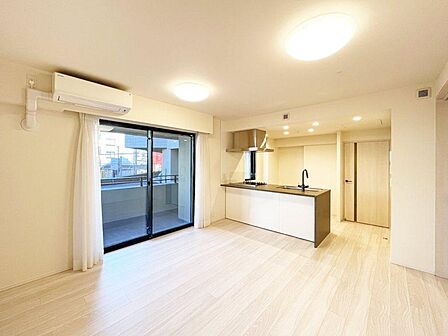 1年を通じて直射日光による室温上昇が少なく、安定した優しい光が差し込む北向きのリビング。家具や本の日焼けもしにくく、落ち着いた大人の暮らしにぴったりの静かな空間です。