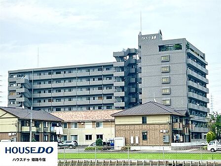 落ち着いた色調のマンション外観です。敷地全体の様子をご確認いただけます。