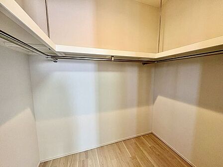 衣類をまとめて収納できるウォークインクローゼットです。