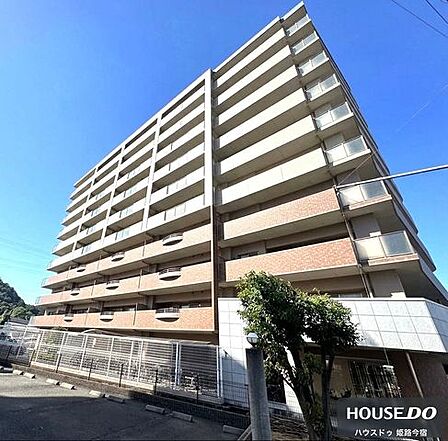 外壁や敷地周りの手入れが行き届いた清潔感のあるマンションです。