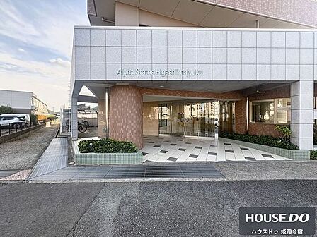 隅々まで手入れが施された綺麗なエントランス。住まいの顔として、毎日の出入りを気持ちよく彩ります。