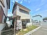 外観：別角度から見た外観です。建物の側面と敷地の様子をご覧いただけます。周囲は空が広く開けており、開放感のある街並みです。