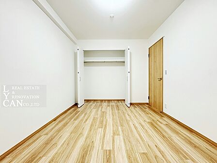 【寝室】大容量クローゼットがついた約6.5帖の洋室。服をたっぷり掛けられるハンガーパイプ付きで、お部屋に無駄な収納家具を置かずスッキリ保てます。