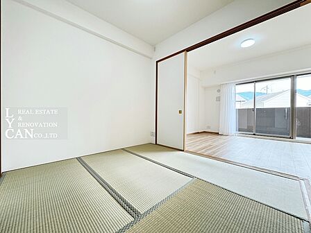 【寝室】リビングに隣接した約4.5帖の和室。畳の心地よい香りを感じながら、お昼寝やちょっとした休憩スペースとしてご家族でゴロゴロ寛げます。