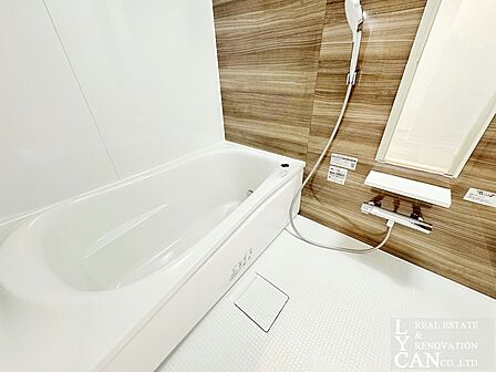【浴室】便利なカウンターやシャワーが備わった使いやすい浴室。広さに配慮したゆとりある洗い場で、1日の疲れを心地よく洗い流せます。のびのびと体を洗えてリフレッシュできます。