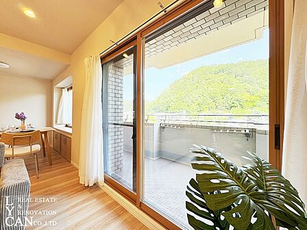 【リビング】リビングを含むすべての窓に「断熱・結露軽減・防音」に効果的な内窓を設置済。また陽だまり溢れるダイニングスペースの出窓下には、空間に美しく溶け込むカウンター収納を配置しました。