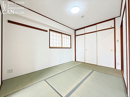 【和室】布団を敷けば家族やゲストの寝室としてゆったり使える絶妙な広さを確保しています。小さなお子様のお昼寝スペースや遊び場としても重宝する全世代に優しい万能な一室。