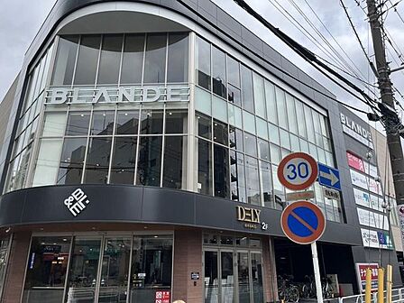 BLΛNDE三郷店複合商業施設1階モスバーガー、インドアゴルフ場 2階ココカラファイン、ダイソー3階クリニックモール(内科、外科、小児科、歯科、耳鼻科、眼科)、そうごう薬局、フィ 1020m