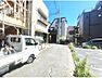 外観：現地前面道路の様子です。周辺には住宅が建ち並び、落ち着いた住環境がうかがえます。実際の道路幅や建物との位置関係など、現地でぜひご確認ください。