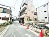 周辺：物件前の前面道路と周辺の街並みです。