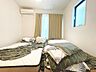 室内：もう一つのお部屋です。掃き出し窓にカーテンが付き、天井近くにも小窓があります。※写真は民泊運営中の現況です。