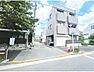 外観：前面道路と周辺の街並みを確認できる一枚。住宅が並ぶ落ち着いた雰囲気が伝わり、現地での暮らしを具体的にイメージしていただけます。