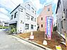 外観：前面道路から現地と周辺の街並みを広く撮影した一枚です。建築予定地だけでなく、隣接する建物や道路の雰囲気まで確認していただけます。