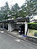 その他：雨風を防げる屋根・背板付きのバイク・自転車置場を完備。敷地内に設置されているため出入りもしやすく、毎日の通勤・通学にも大変便利です。