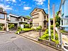 その他：道路側から敷地を斜めに捉えた写真。周辺の街並みと敷地の位置関係が分かりやすい一枚です。