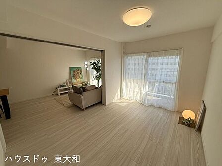 5.9帖の洋室はLDKに隣接し、家族の気配を感じながら過ごせる空間。ベランダへ直接アクセスできるため、明るさや風通しも取り入れやすいお部屋です。
