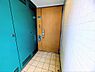 その他：各住戸の玄関前にアルコープが設置されています。