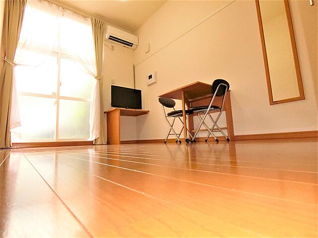 薄型テレビ・カーテン・折りたたみ式机・イス２脚完備の明るいお部屋です。