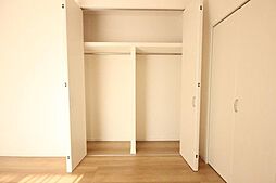[収納] クローゼットには両開きの扉がついていて、開口部広く、大きなものも入れやすいです。