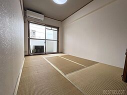 [内装] 高温多湿の日本の気候に適した和室。調湿機能のある畳が快適な空間を維持してくれます：和室約6.0帖