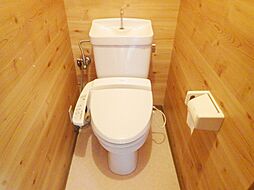 [トイレ] 温水洗浄機能付きのトイレです。