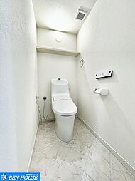 [トイレ] 新規交換済みのシャワー洗浄機能付きトイレ。清潔感が印象的な広々空間です。リモコンは壁掛けタイプでお手入れもしやすい設備となっております。