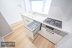 [キッチン] 食洗機付き！忙しい時にボタン押すだけで勝手に洗い物をしてくれて大変便利です！冬場のきになる手荒れの防止にもつながります！そして、料理するのに充実した仕様がたっぷり付いています！