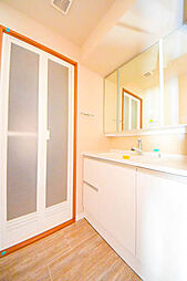 [洗面] ハンドシャワー付き機能的な三面鏡洗面化粧台。ドレッサー上部の大きなライトも素敵です！