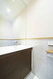 [子供部屋] レストルームにも大きな鏡と手洗い場を設けています。ちょっとした身だしなみチェックにも便利で実用的な空間です。