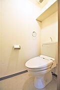 トイレは温水洗浄機能付きです。上部に収納もあります。