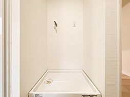 [内装] 洗濯機を配置しても十分なスペースを確保した設計となっております。