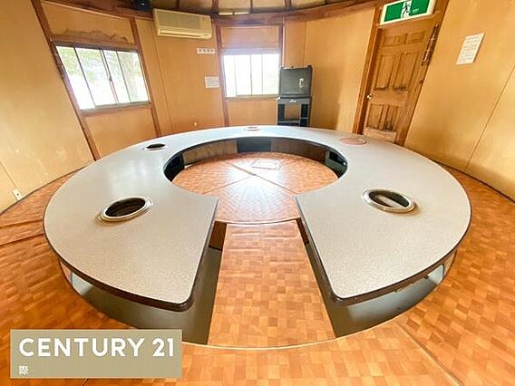 【山小屋風建物...