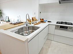 [キッチン] 【キッチン】シンクとコンロの動線が短く、作業スペースも広く取れるL型キッチン