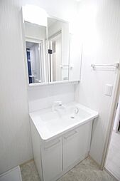 [洗面] ワイドサイズで使いやすい洗面化粧台。三面鏡の裏も収納になっています
