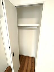 [収納] ・洋室約5.3帖収納　　物の置き場を決めることが整理整頓への近道。様々な物がしまいやすい収納スペースが便利です。