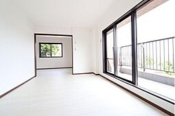 [居間] LDには大きな窓があり、明るい空間となっています。