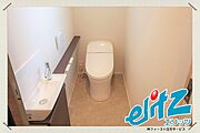 【トイレ】自然光も取り入れ、明るい空間です！タンクレスタイプを採用しているので、広々空間です